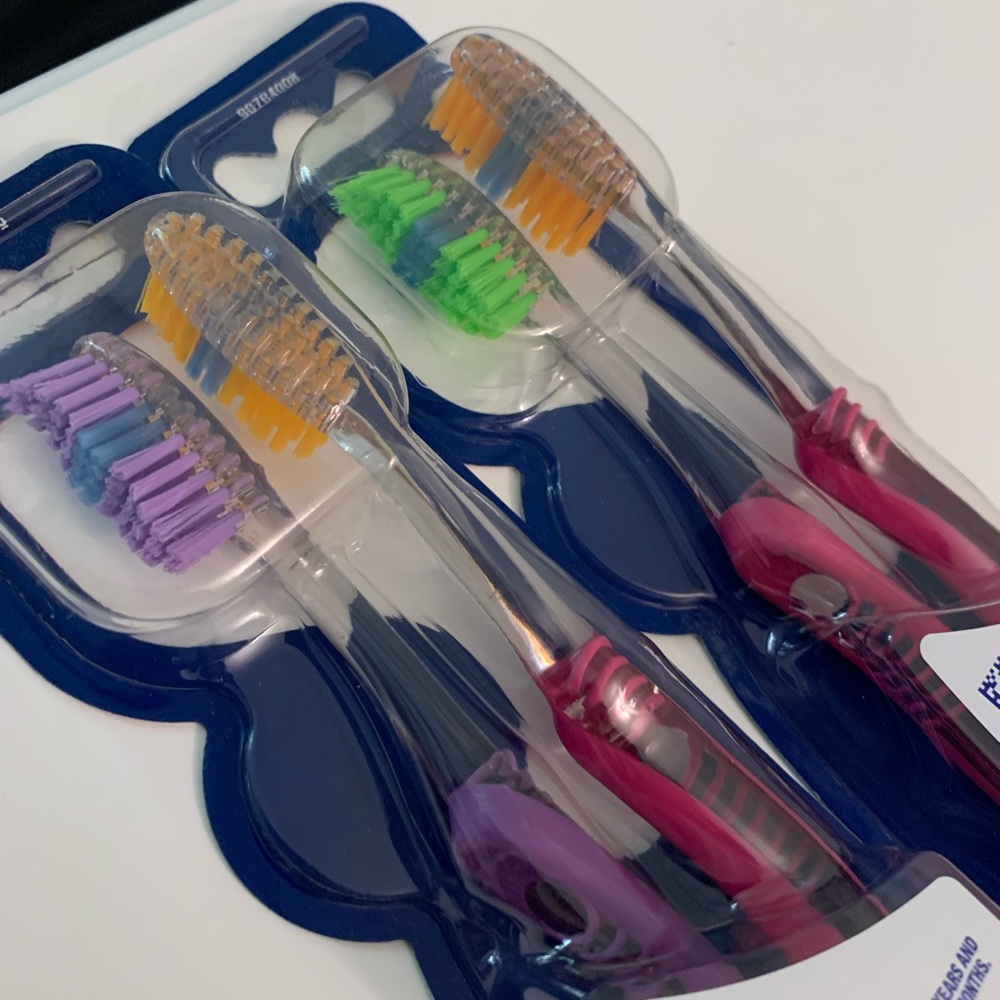 Colgate & Oral-B Toothbrush Bundle - Picture 2 of 5